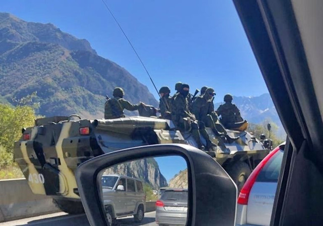 Sınırda 20 kilometrelik kuyruk! Son 1 haftada Rusya'dan kaçanların sayısı - Resim: 0