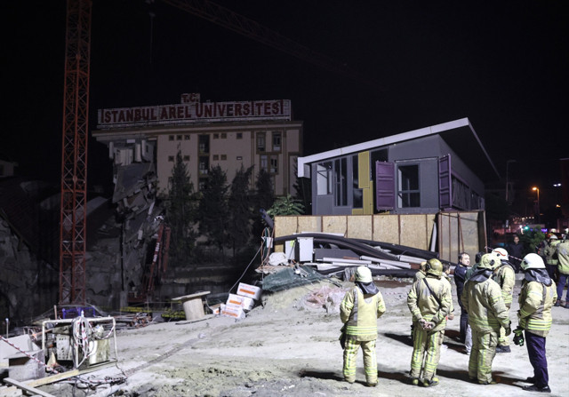 İstanbul'da facianın eşiğinden dönüldü: Önce istinat duvarı ardından 3 katlı özel üniversite binası çöktü - Resim: 5