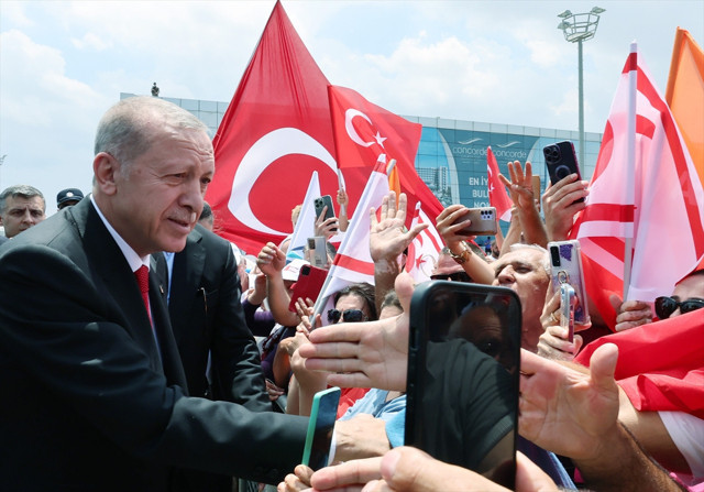 Cumhurbaşkanı Erdoğan ilk resmi ziyareti için KKTC'de! Sevgi gösterileri ile karşılandı - Resim: 1