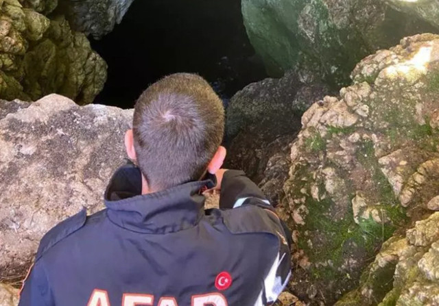 Buz mağarasında korkunç olay! Çukura düştü, cansız bedeni 80 metre derinde bulundu: Küçük çocuğun 'baba' feryadı yürekleri dağladı - Resim: 0