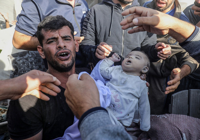 İsrail hastane ve okuldan sonra ekmek kuyruğundaki sivilleri vurdu! Gazze katliamında 13. gün canlı yayın - Resim: 1