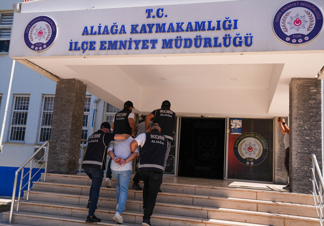 İzmir'de rüşvet operasyonu: 77 kişi gözaltına alındı - Resim: 0