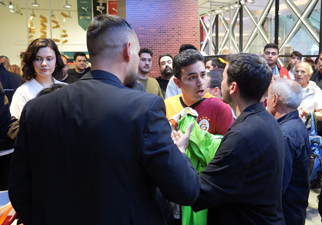 Muslera imza gününde taraftarla buluştu gergin anlar yaşandı - Resim: 2