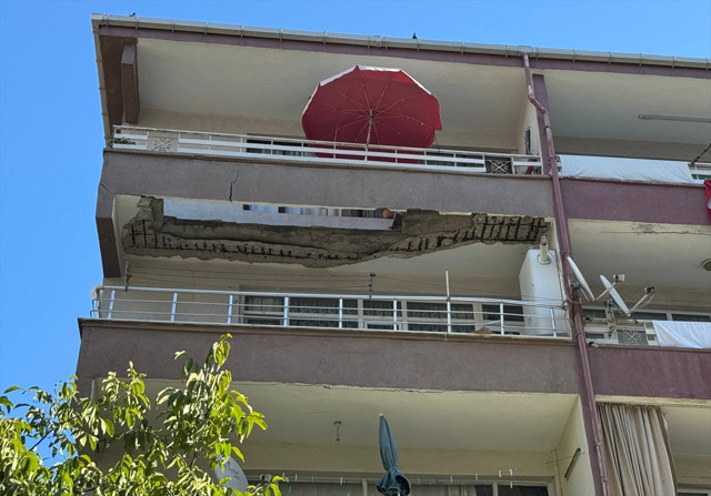 İstanbul'da panik! Balkon çöktü bina tahliye edildi - Resim: 0