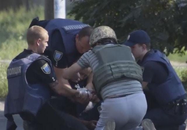 Bu nasıl şaka? Pimi çekilmiş el bombasını arkadaşına vererek kaçtı - Resim: 3