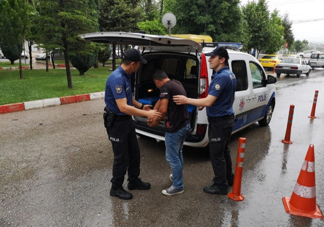 49 ayrı dosyadan aranması vardı! Cezaevi firarisi Tavşanlı'da yakalandı - Resim: 0