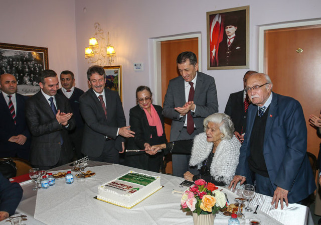 Milli Eğitim Bakanı Selçuk, huzurevindeki emekli öğretmenleri ziyaret etti - Resim: 0