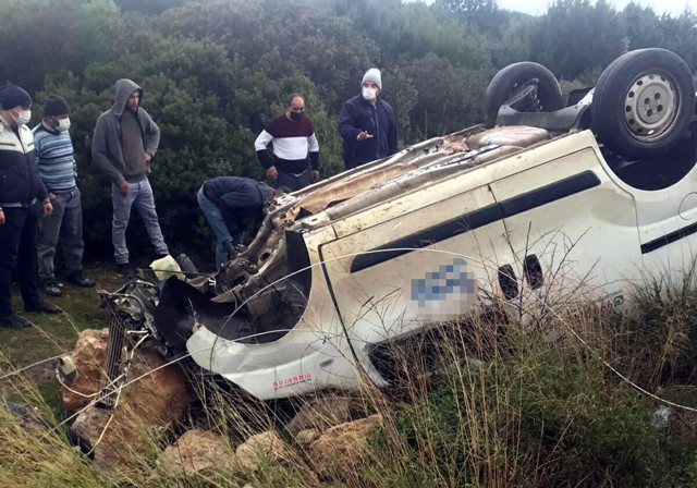 Aydın'da korkunç trafik kazası: Elektrik direğine çarpan araçta 1 kişi öldü 1 kişi yaralandı - Resim: 0