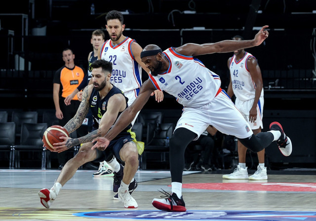 Melih Mahmutoğlu Singleton kavgası! Anadolu Efes- Fenerbahçe Beko maçında ortalık karıştı - Resim: 3