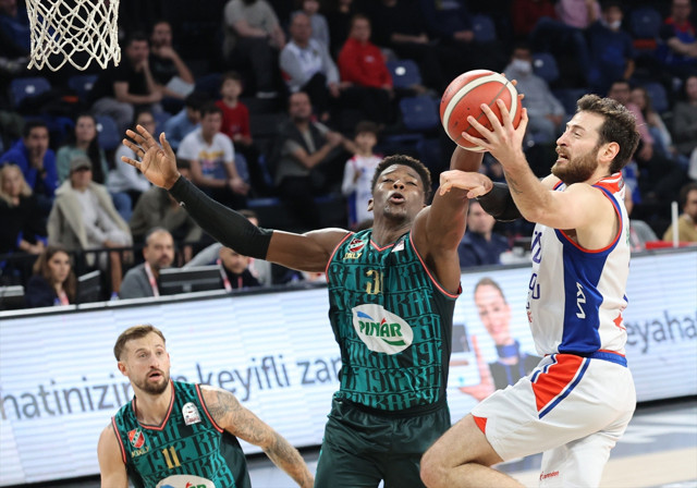 İki kez uzatmaya gitti: Nefes kesen maçta Pınar Karşıyaka, Anadolu Efes'i devirdi! - Resim: 3