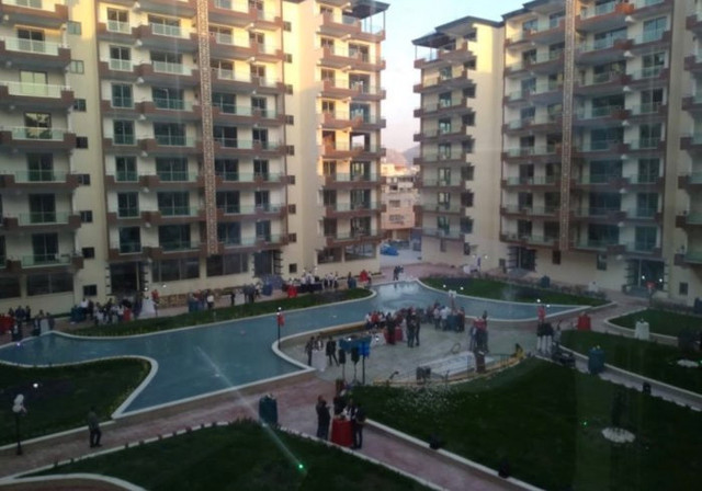 Lütfü Savaş'ın 68 kişinin öldüğü 3 yıllık Güçlü Bahçe sitesinin altın makaslı açılışına katıldığı ortaya çıktı - Resim: 0