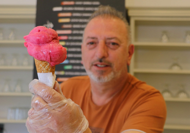 Sonunda bu da oldu: Adana'da bir dondurmacı üretti, talep patladı - Resim: 0