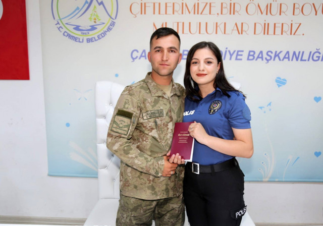 Üniformasıyla nikah masasına oturduğu için sözleşmesi feshedilmişti! Yargıdan sürpriz karar çıktı - Resim: 0