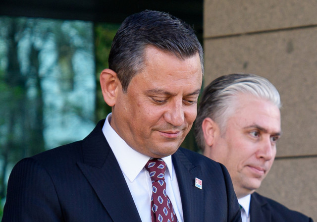 Özgür Özel'in yeni imajı dikkat çekti önce gözlüklerini çıkardı şimdi de... - Resim: 0