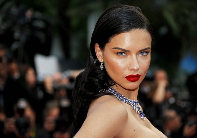 Metin nerede Adriana? Kırmızı halıda dikkat çeken detay - Resim: 1