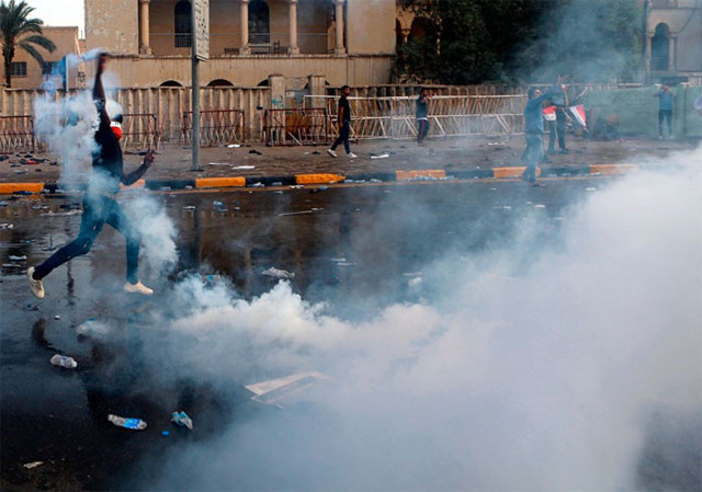 Irak karıştı çok sayıda ölü ve yaralı var yönetim sosyal medyaya erişimi durdurdu - Resim: 1