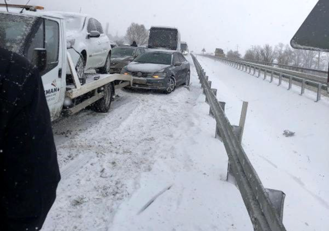 Bolu Dağı'nda kar yağışı yüzünden zincirleme kaza! Tam 8 km kuyruk oluştu - Resim: 0