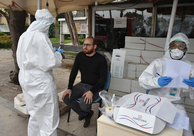 İzmir'de bir garip olay sokakta koronavirüs testi şaşırttı - Resim: 0
