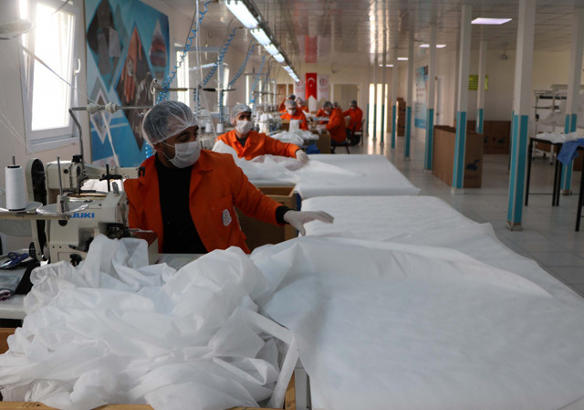 Van'da cezaevi hükümlüleri maske ve tulum üretmeye başladı - Resim: 1