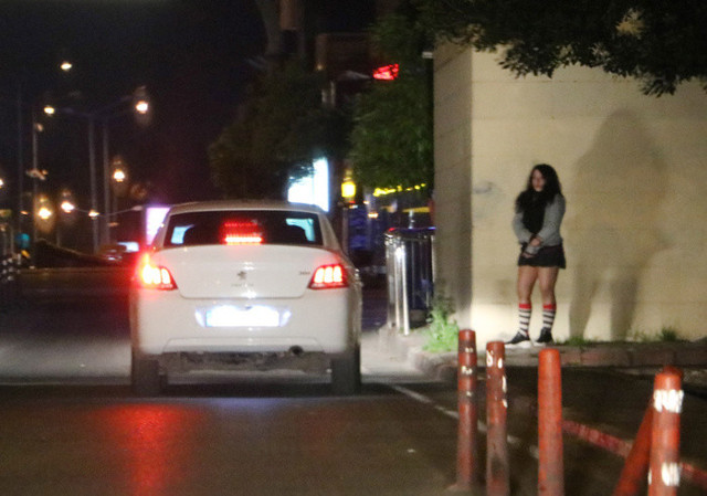 Antalya'da sokağa çıkma yasağına rağmen caddede fuhuş pazarlığı görüntülendi - Resim: 0
