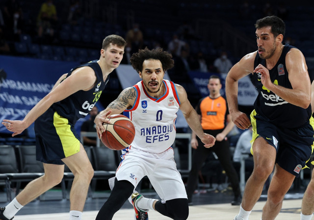 Melih Mahmutoğlu Singleton kavgası! Anadolu Efes- Fenerbahçe Beko maçında ortalık karıştı - Resim: 0