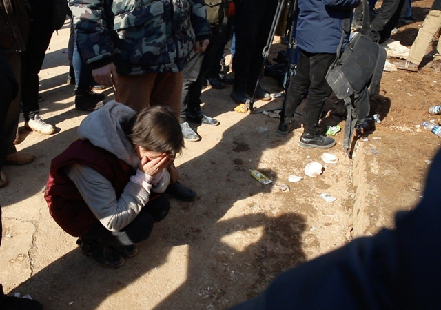 Enkaz altındaki 3 kişinin yaşam belirtisi yakınlarını gözyaşlarına boğdu - Resim: 0