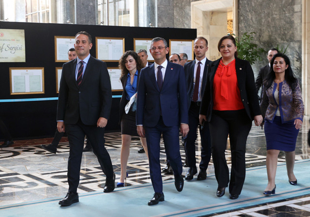 Özgür Özel ilk grup toplantısında Kemal Kılıçdaroğlu'nu unutmadı: Vefamızı her fırsatta her zaman göstereceğiz - Resim: 0