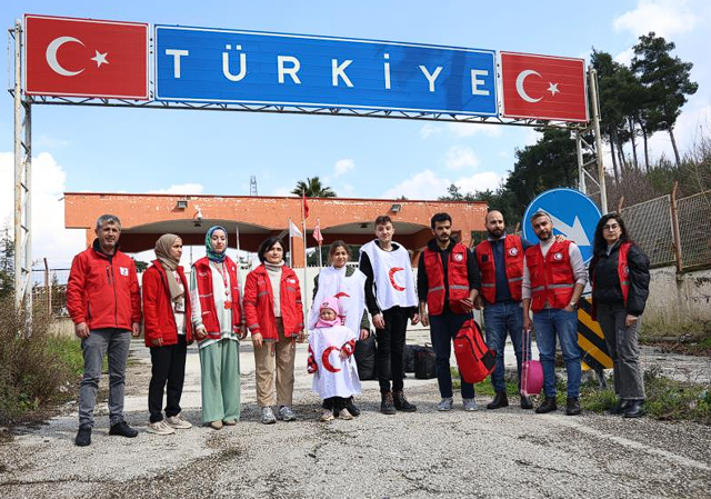 Dede ile torunları 10 yıl sonra kavuştu! Sınır hattında gözyaşları sel oldu - Resim: 2