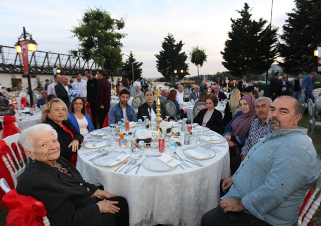 İBB Şehit yakınları ve Gazileri iftarda buluşturdu - Resim: 0