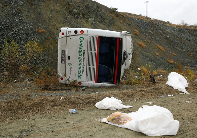Ankara'da Çankaya belediyesinin servis aracı kaza yaptı! Çok sayıda yaralı var - Resim: 0