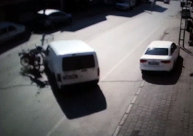 Adana'da Motosiklet sürücüsü araca çarptı o anlar kameralara yansıdı - Resim: 0