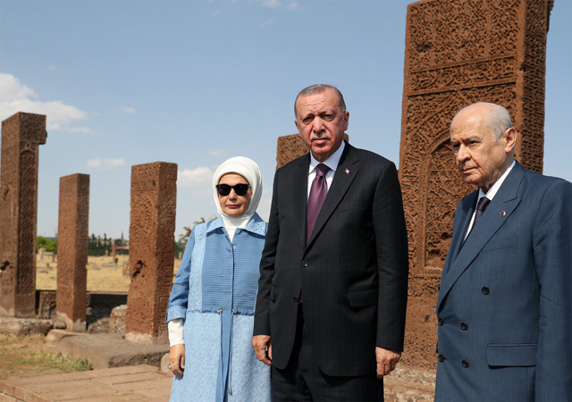 Cumhurbaşkanı Erdoğan'dan Bahçeli ile birlikte Ahlat'ta mesaj: Dünyaya haykırıyoruz - Resim: 0