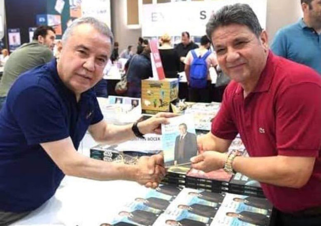 Muhittin Böcek Covid-19'dan ölen ağabeyini son yolculuğuna uğurladı - Resim: 0