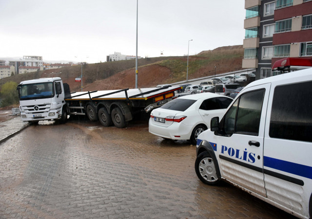 Kırıkkale'de freni boşalan TIR ortalığı savaş alanına çevirdi - Resim: 0