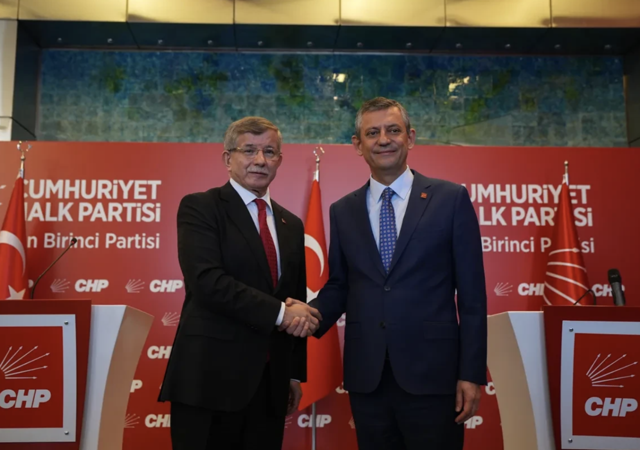 Ahmet Davutoğlu'nun sarı saçları sosyal medyanın diline düştü! Jet açıklama geldi - Resim: 0