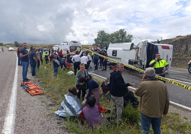 Cenazeden dönüyorlardı... Yozgat'ta midibüs devrildi! Ölü ve yaralılar var - Resim: 0