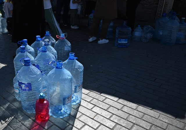 Başkentte su kesintisinden etkilenen vatandaşlar çeşmelerden su dolduruyor - Resim: 1