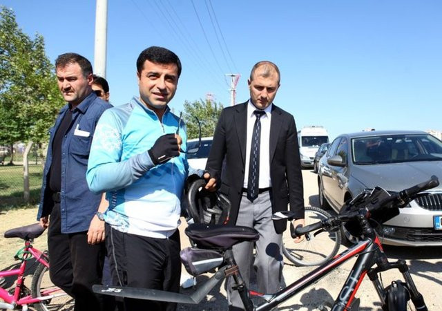 Selahattin Demirtaş bisiklet turunda - Resim: 4