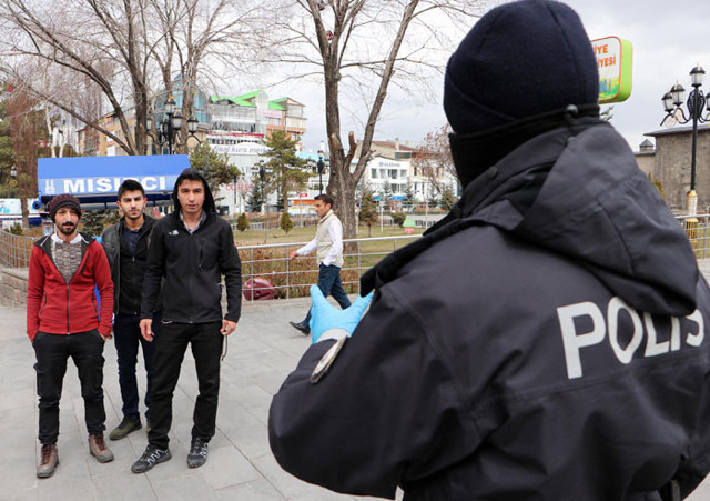 Erzurum’da sokakta birlikte yürümeye 2 kişi sınırı - Resim: 0