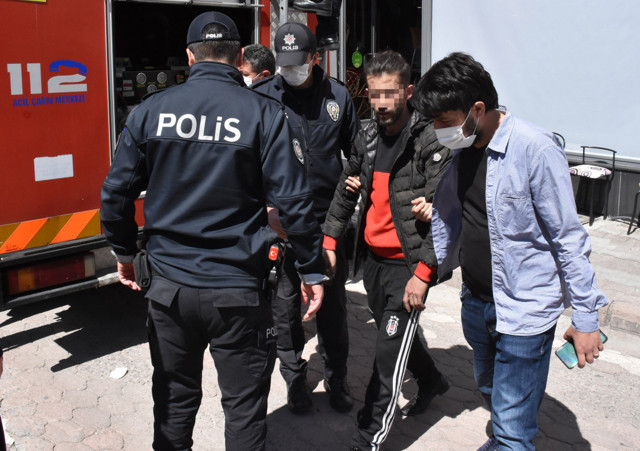 Sivas'ta çatıya çıkma sebebine 'Burada mahkeme kuruldu' dedi - Resim: 0