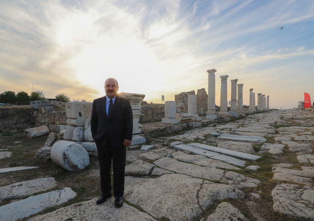 Sanayi ve Teknoloji Bakanı Varank, Laodikya Antik Kenti'ni ziyaret etti - Resim: 1