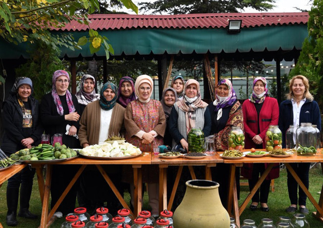 Emine Erdoğan turşu kurma etkinliğine katıldı Cumhurbaşkanı Erdoğan da istedi - Resim: 0