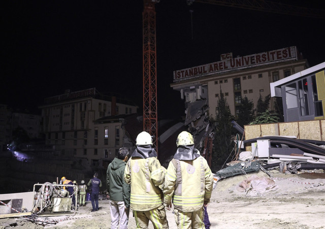 İstanbul'da facianın eşiğinden dönüldü: Önce istinat duvarı ardından 3 katlı özel üniversite binası çöktü - Resim: 6