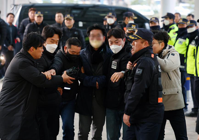 Güney Kore’de boynundan bıçaklanan ana muhalefet lideri ameliyat oldu - Resim: 1