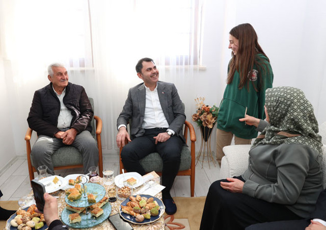 Bakan Kurum, Nelbi Teyze’yi bu kez evinde ziyaret etti - Resim: 1