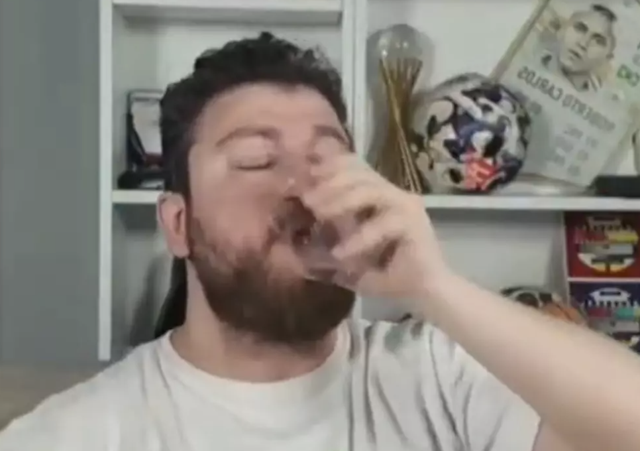 Uğur Karakullukçu oruçluyken Liverpool stresiyle su içti o anlar viral oldu - Resim: 1