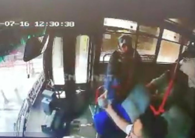 İnsanlık ölmemiş dedirten hareket! Bulduğu 2 bin lirayı şoföre verip sahibine ulaştırdı - Resim: 1