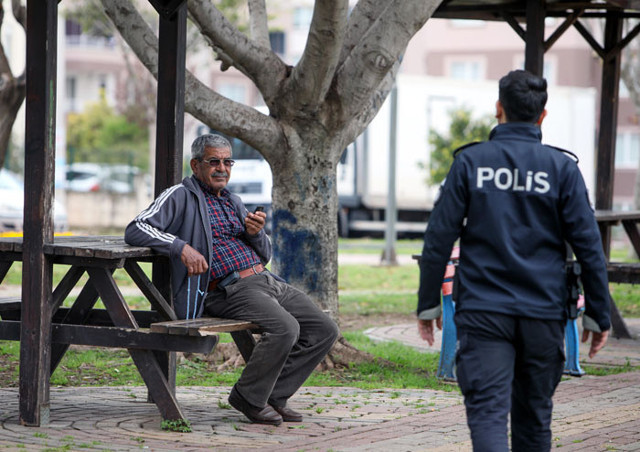 Antalya'da sokağa çıkanlar evlerine gönderildi - Resim: 0
