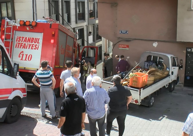 Kağıthane'de freni boşalan kamyonet eve daldı - Resim: 1