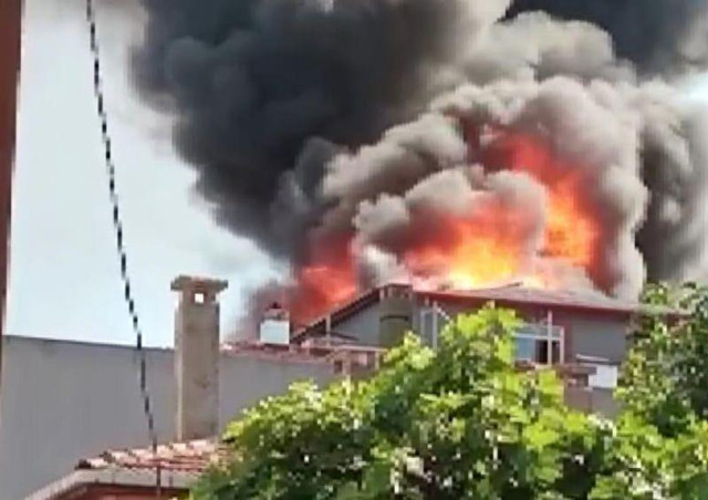 Ataşehir'de 4 katlı binanın çatısında korkutan yangın - Resim: 0